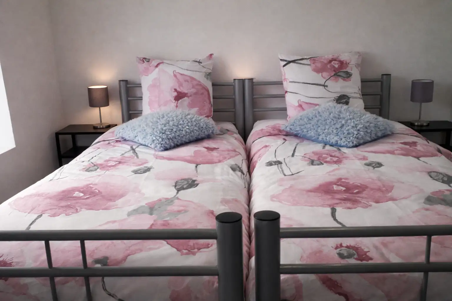 Chambre avec trois lits simples au gîte Au Chant des Roches à Cerfontaine