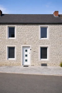 Façade en pierre du gîte Au Chant des Roches à Cerfontaine