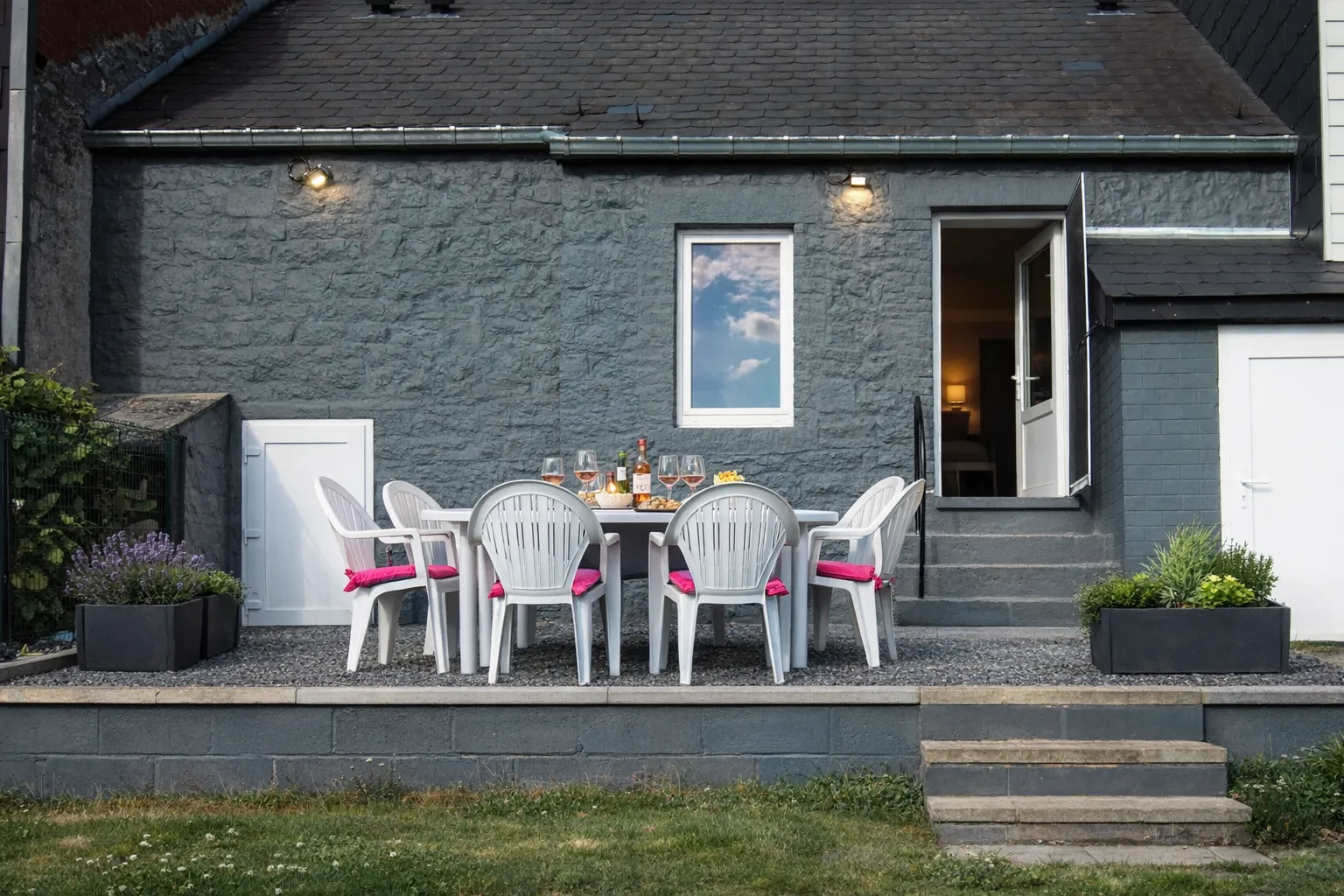 Terrasse du gîte Au Chant des Roches avec vue sur la façade en pierre