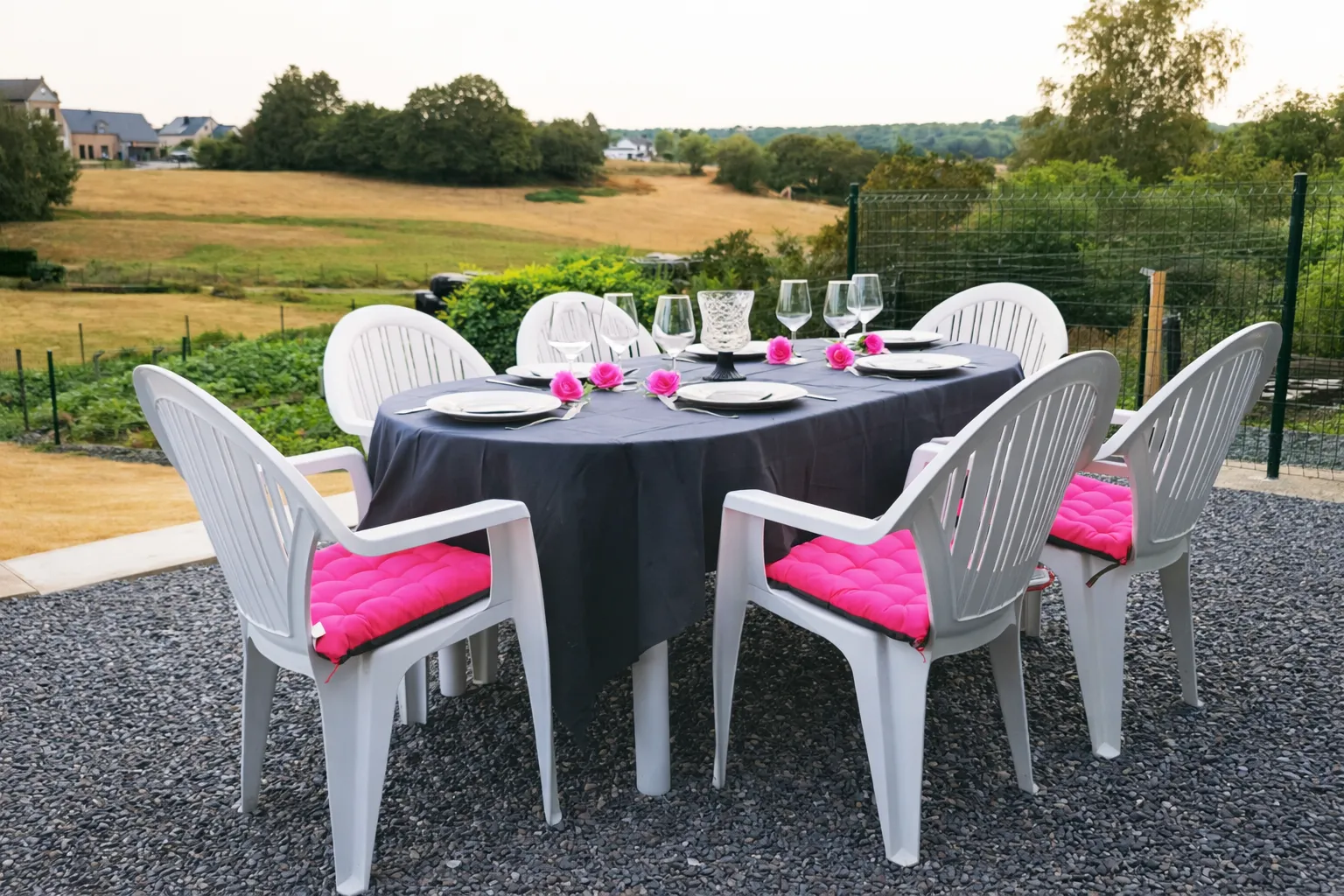 Terrasse avec espace repas extérieur et vue sur la nature