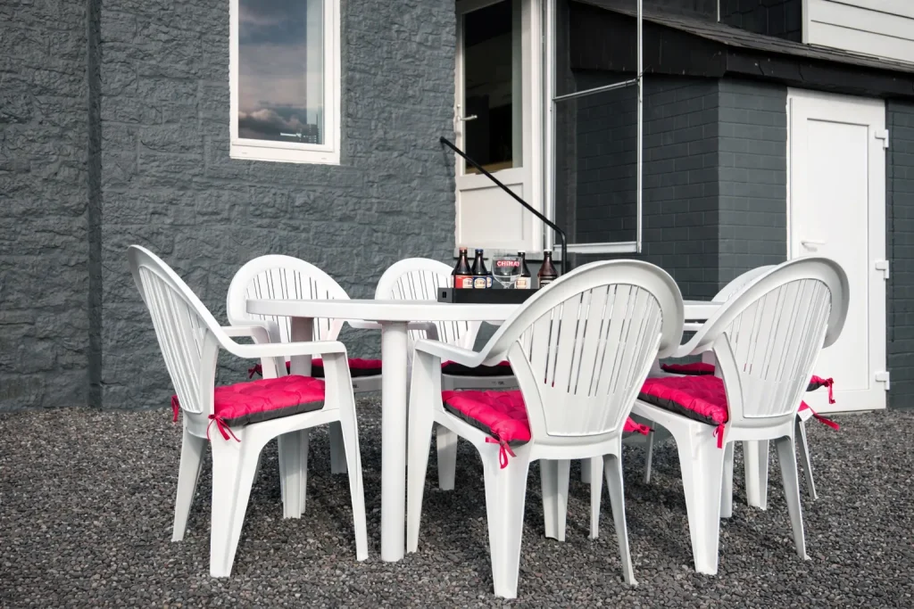 Terrasse avec table de repas extérieur conviviale au gîte Au Chant des Roches